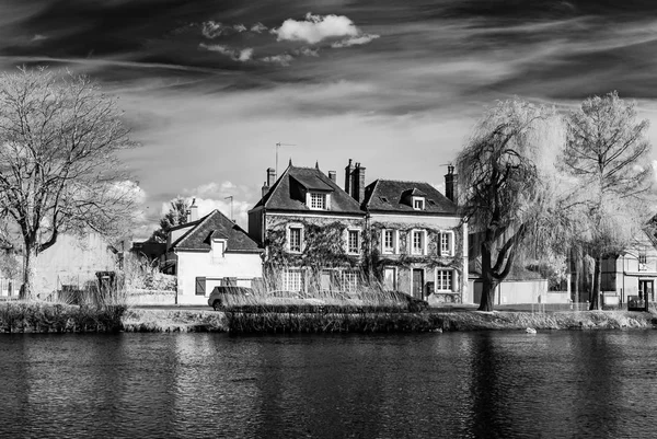 Auxerre, kızılötesi görünümü Riverside'ta eski sakin evin — Stok fotoğraf