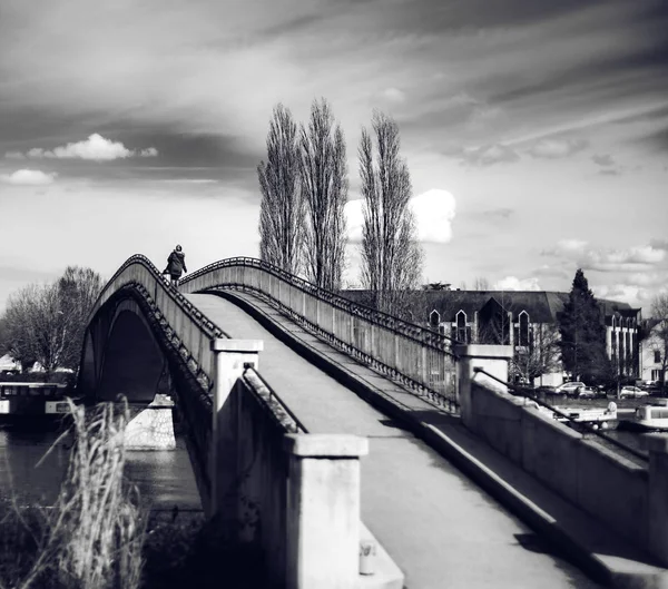 Voetgangers brug over de rivier in Auxerre, zwart-wit — Stockfoto