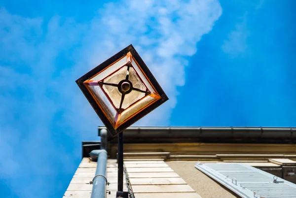 Lámpara de calle de estilo antiguo en la pared de la casa vieja, en el cielo azul bac —  Fotos de Stock