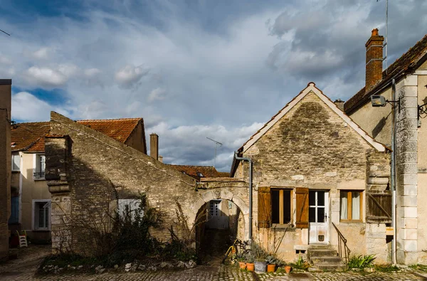 Staré středověké domy na dlážděné ulici ve staré francouzské vill — Stock fotografie