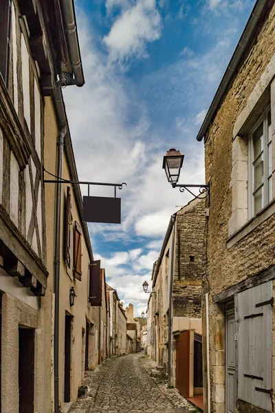 Старинные средневековые дома на мощеной улице в старинной французской чадре — стоковое фото