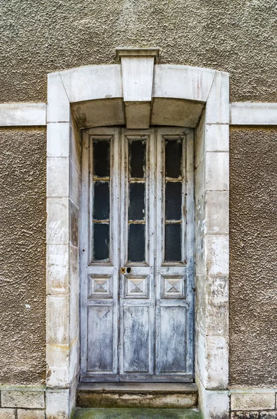 Porta de madeira velha em casa abandonada, pequena aldeia francesa — Fotografia de Stock