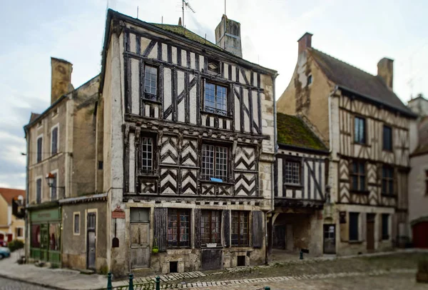 Antigua casa medieval de madera enmarcada en el antiguo pueblo francés Noyer — Foto de Stock