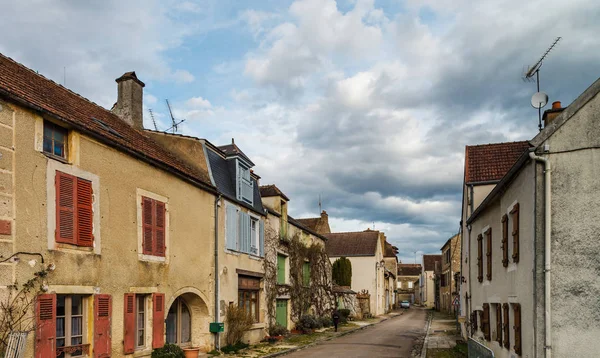Antiguas casas medievales en la calle empedrada en antiguo vill francés — Foto de Stock