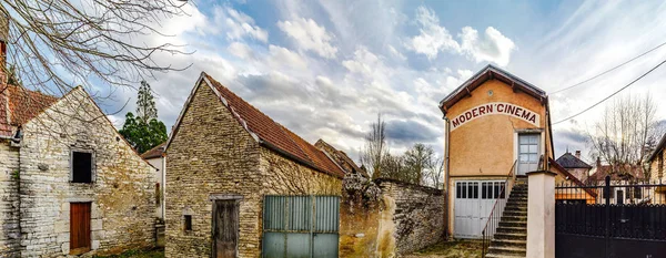 Garajda eski ortaçağ köyünde, contr Bina Modern Sinema — Stok fotoğraf