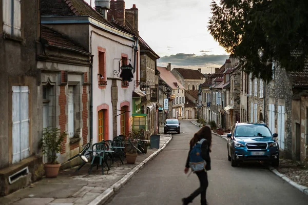 Calle estrecha en la vieja ciudad francesa Vezelay, hora de la tarde — Foto de Stock