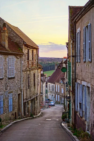 Wąskiej uliczce na starym mieście francuski Vézelay, wieczorem czasu — Zdjęcie stockowe