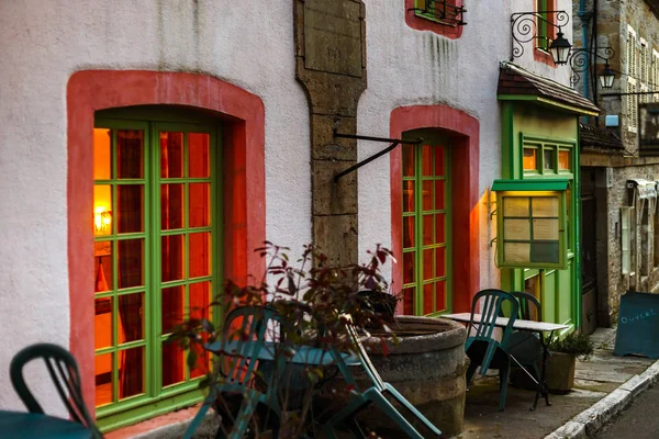 Viejas pero renovadas ventanas verdes de un pequeño café en francés antiguo — Foto de Stock