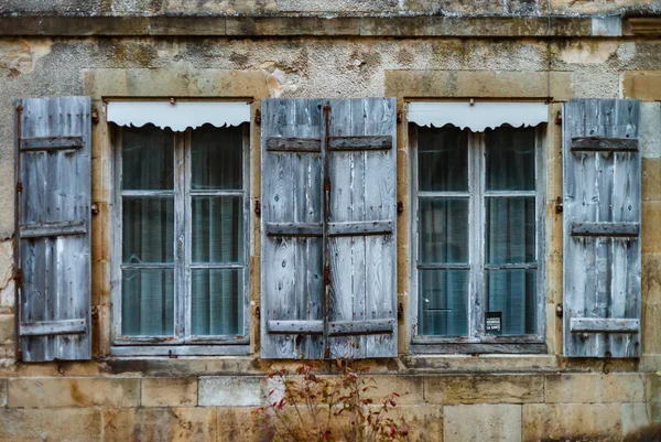Stará dřevěná okna s okenicemi v dávných freench city — Stock fotografie