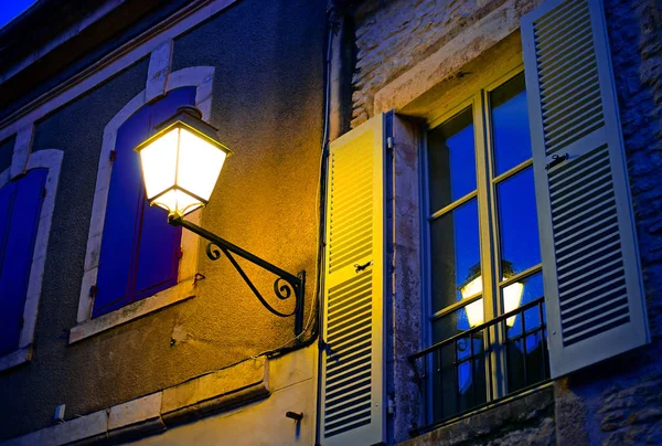 Abends in der alten französischen Stadt vezelay. Licht der altmodischen Straße — Stockfoto