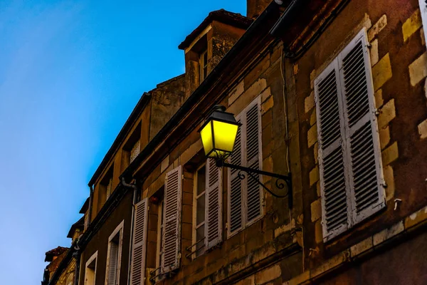 Hora de la noche en la vieja ciudad francesa Vezelay. Luz de estilo antiguo str — Foto de Stock