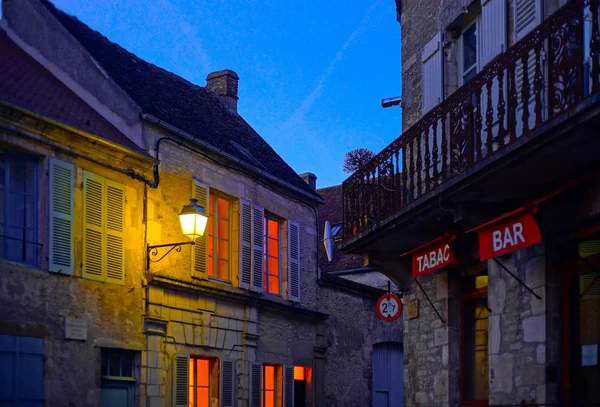 Hora de la noche en la vieja ciudad francesa Vezelay. Luz de estilo antiguo str — Foto de Stock