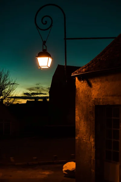 De tijd van de avond in de oude Franse stad Vezelay. Licht van de oude-stijl str — Stockfoto