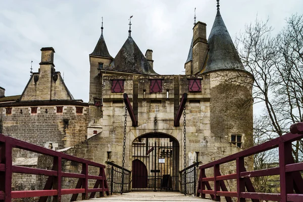 Původní středověký hrad Rochepot v Burgundské, jarní den — Stock fotografie