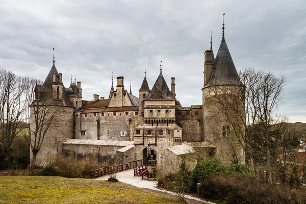 Velho castelo medieval de Rochepot na Borgonha, dia de primavera — Fotografia de Stock