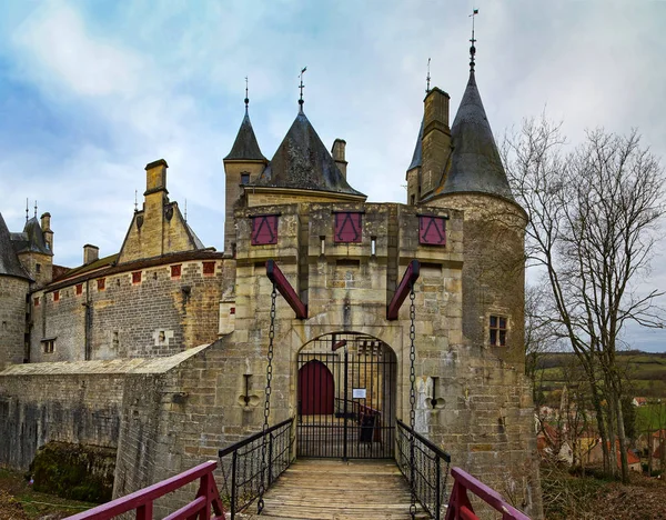 Původní středověký hrad Rochepot v Burgundské, jarní den — Stock fotografie
