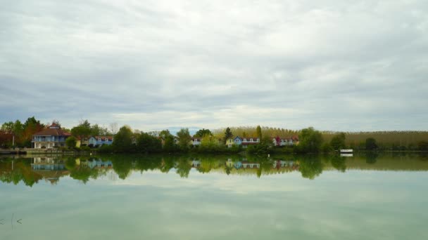 Anciennes maisons de villégiature reflet dans l'eau du lac, fraîcheur de l'automne 