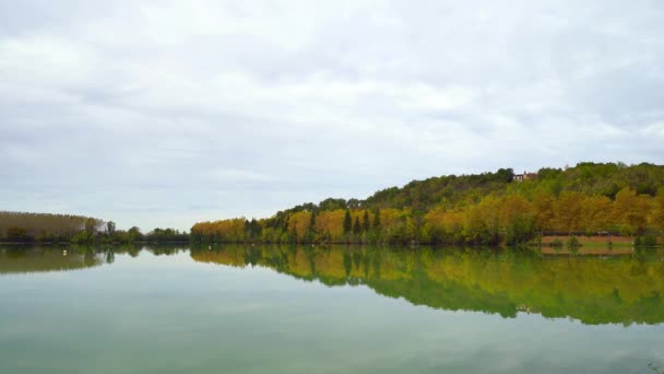 Linea Forestale Che Riflette Nelle Acque Del Lago Paesaggio Autunnale — Video Stock