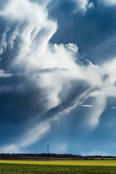 Импрессивные мощные огромные облака с интересной формой над — стоковое фото