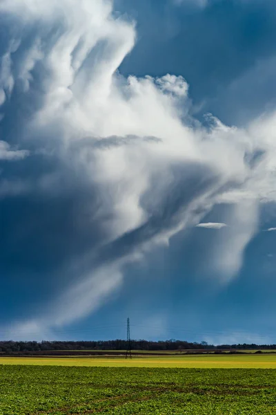Impressionante poderosas nuvens enormes com formas interessantes sobre o — Fotografia de Stock