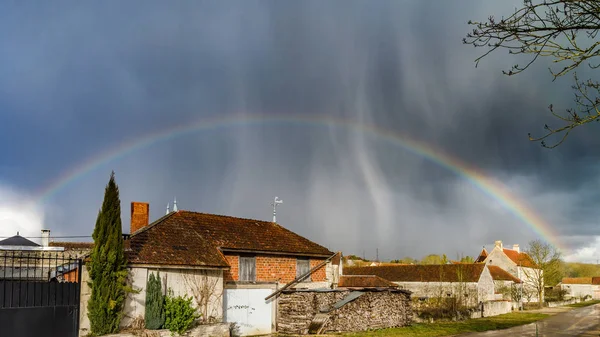 Arco iris completo sobre la pequeña ciudad. Bourgogne, Francia . — Foto de Stock