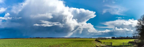 Působivé mocné obrovské mraky s zajímavé tvary nad — Stock fotografie