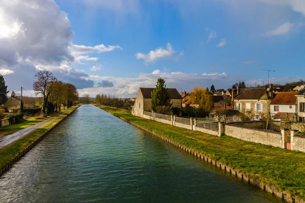 Eau verte du canal et ciel bleu, printemps à la campagne — Photo