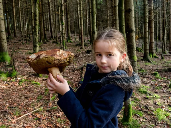 Fetiţa demonstrează o ciupercă albă găsită în faţă — Fotografie, imagine de stoc