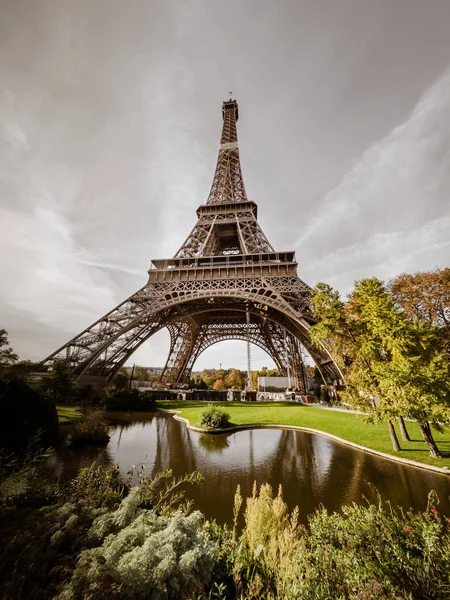 Torre Eiffel em Paris, dia ensolarado, panorama. Ponto de referência — Fotografia de Stock