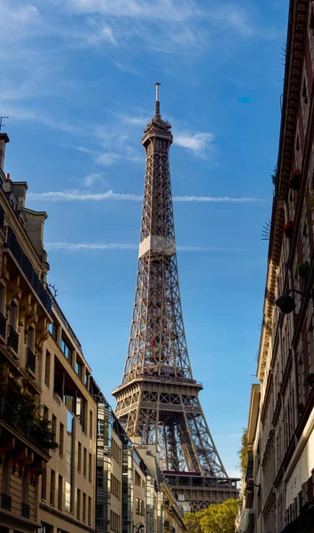 Torre Eiffel em Paris, dia ensolarado, panorama. Ponto de referência — Fotografia de Stock