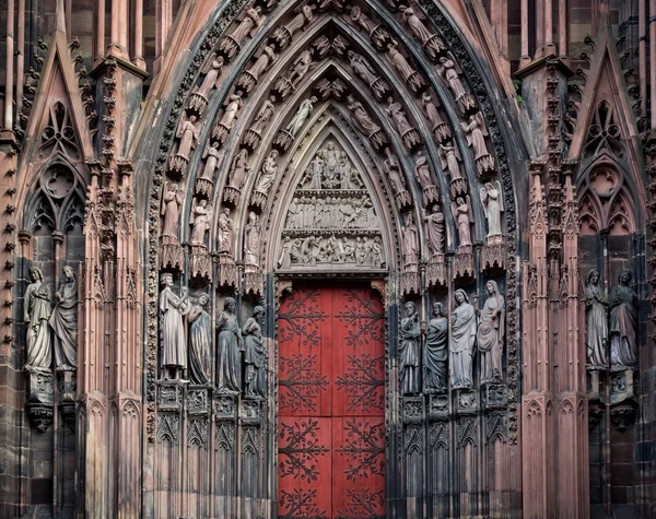 Szczegóły katedry w Strasburgu. Architektura i rzeźba — Zdjęcie stockowe