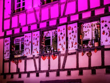 Colmar sokaklarında Noel süsleri. Aydınlatılmış ev.