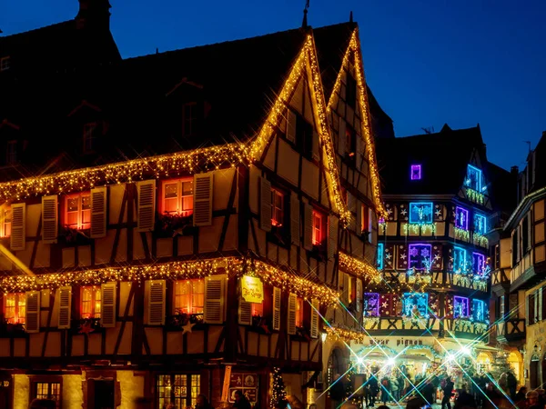 Kerstversiering in de straten van Colmar. Verlichte huisjes — Stockfoto