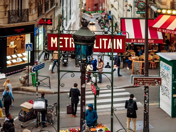 Editorial: 25 de octubre de 2019: París, Francia. Signo clásico arriba —  Fotos de Stock