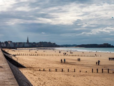 Yazı: 27 Ekim 2019. Saint-Malo, Fransa. İnsanlar geziniyor 