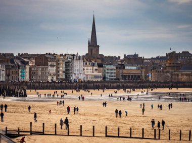 Yazı: 27 Ekim 2019. Saint-Malo, Fransa. İnsanlar geziniyor 