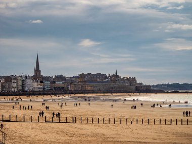 Yazı: 27 Ekim 2019. Saint-Malo, Fransa. İnsanlar geziniyor 