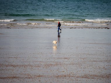 Yazı: 27 Ekim 2019. Saint-Malo, Fransa. İnsanlar geziniyor 