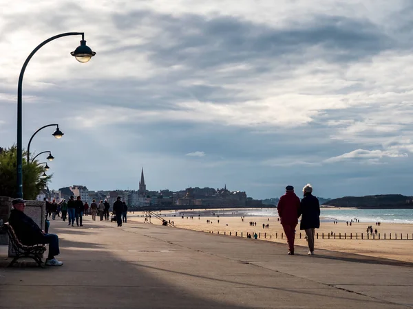 Editorial: 27 octubre 2019. Saint-Malo, Francia. La gente pasea — Foto de Stock