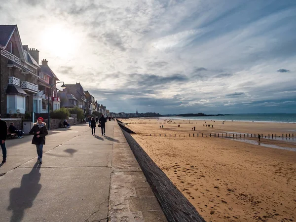 Yazı: 27 Ekim 2019. Saint-Malo, Fransa. İnsanlar geziniyor — Stok fotoğraf