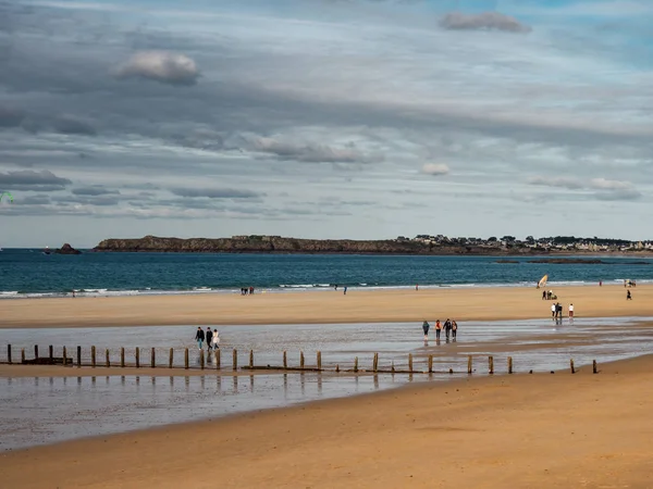 Editorial: 27 octubre 2019. Saint-Malo, Francia. La gente pasea — Foto de Stock