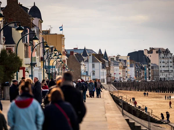 Editorial: 27 octubre 2019. Saint-Malo, Francia. La gente pasea — Foto de Stock