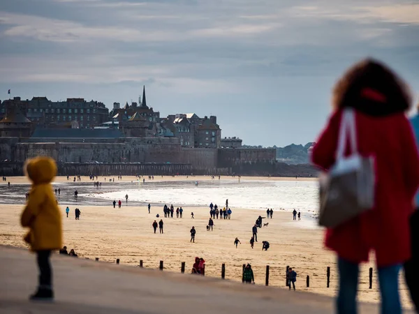 Editorial: 27 octubre 2019. Saint-Malo, Francia. La gente pasea — Foto de Stock