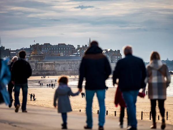 Yazı: 27 Ekim 2019. Saint-Malo, Fransa. İnsanlar geziniyor — Stok fotoğraf