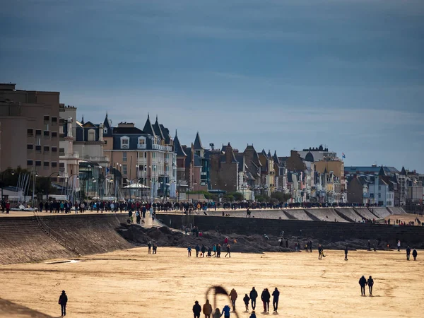 Yazı: 27 Ekim 2019. Saint-Malo, Fransa. İnsanlar geziniyor — Stok fotoğraf