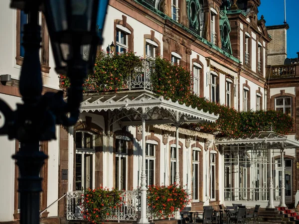 Un ancien palais transformé en hôtel de luxe. Journée ensoleillée et chic — Photo
