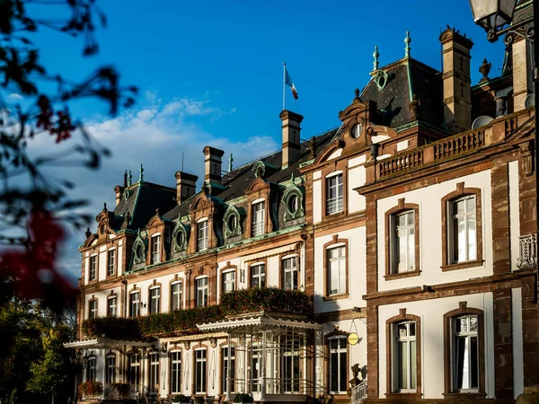 Un ancien palais transformé en hôtel de luxe. Journée ensoleillée et chic — Photo