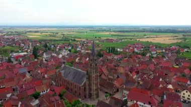 İnsansız hava aracından küçük Alsas köyü Dambach-la-Ville 'e fırlatılan güzel bir üst manzara. Göz kamaştırıcı katedral ve güzel yeşil tepeler..