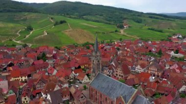 İnsansız hava aracından küçük Alsas köyü Dambach-la-Ville 'e fırlatılan güzel bir üst manzara. Göz kamaştırıcı katedral ve güzel yeşil tepeler..