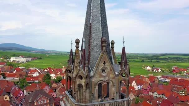 ドローンから撮影された美しいトップビューは 小さなアルザスの村ダムバッハ ヴィルへ 見事な大聖堂と周りのブドウ畑と美しい緑の丘 — ストック動画